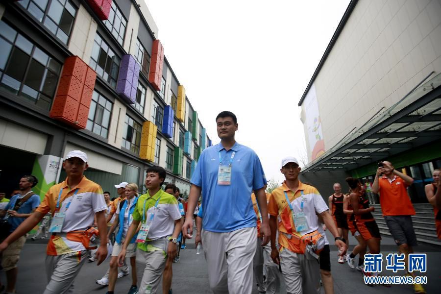 Посол Юношеских Олипийских игр в Нанкине Яо Мин пообщался с баскетболистами из разных стран