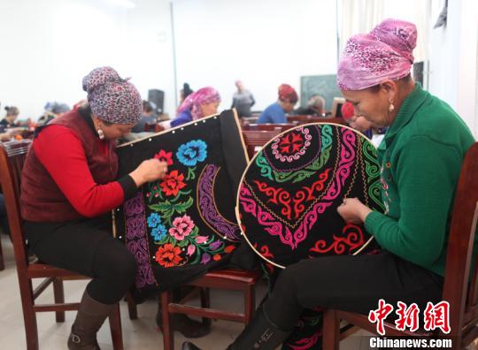 Группа из более 160 вышивальщиц использует ЭКСПО «Китай-Евразия» для передачи техники вышивания