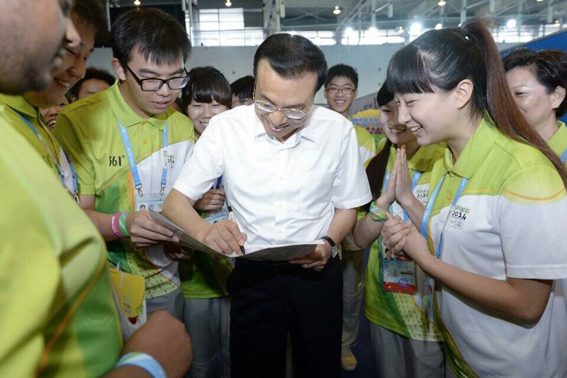 Ли Кэцян отмечал «лайками» добровольцев Юношеской Олимпиады