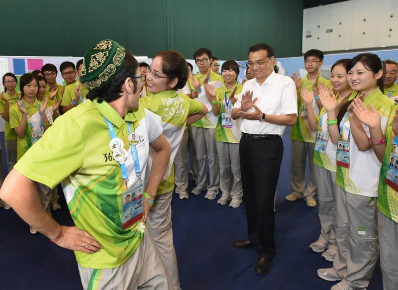 Ли Кэцян отмечал «лайками» добровольцев Юношеской Олимпиады