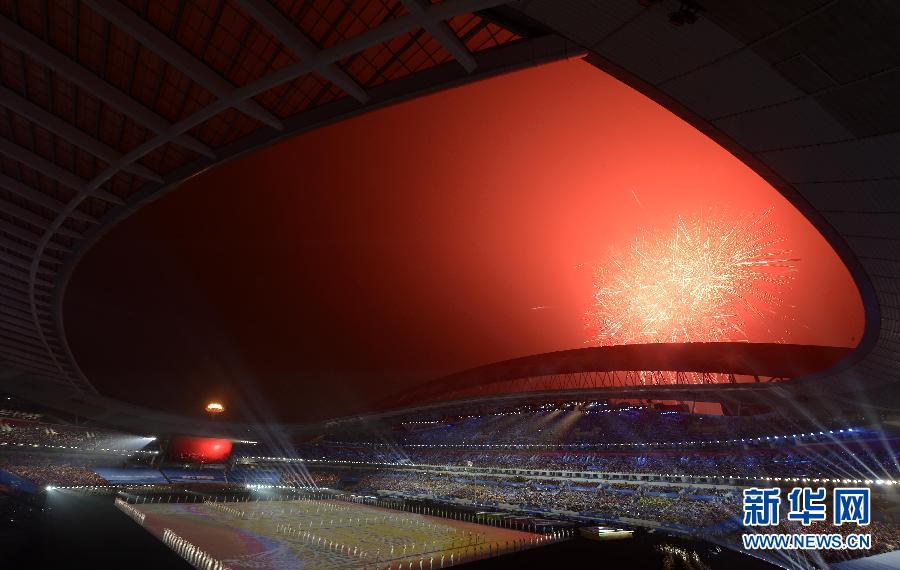 Запуск фейерверков возле места проведения церемонии закрытия Юношеской Олимпиады в Нанкине