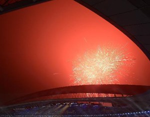 Запуск фейерверков возле места проведения церемонии закрытия Юношеской Олимпиады в Нанкине