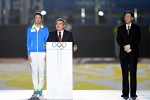 Президент МОК Томас Бах (в середине) выступил с речью на церемонии закрытия Вторых Юношеских олимпийских игр в Нанкине