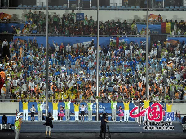 Предподнесение цветов представителям добровольцев Вторых Юношеских олимпийских игр в Нанкине