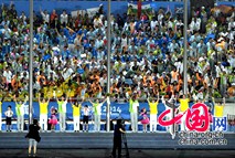 Предподнесение цветов представителям добровольцев Вторых Юношеских олимпийских игр в Нанкине