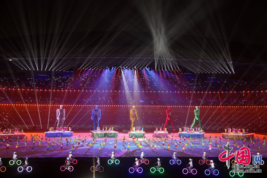 Художественные выступления на церемонии закрытия Вторых Юношеских олимпийских игр в Нанкине
