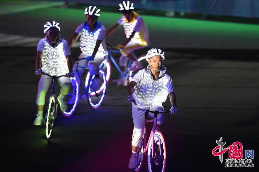 Художественные выступления на церемонии закрытия Вторых Юношеских олимпийских игр в Нанкине