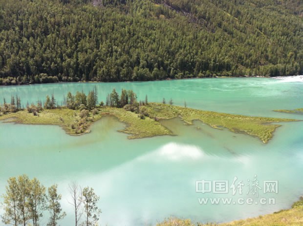 Озеро Канас в Синьцзяне привлекает туристов во всех концов света