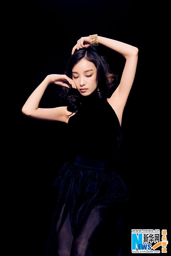 Китайская актриса Ни Ни позирует для модных журналов