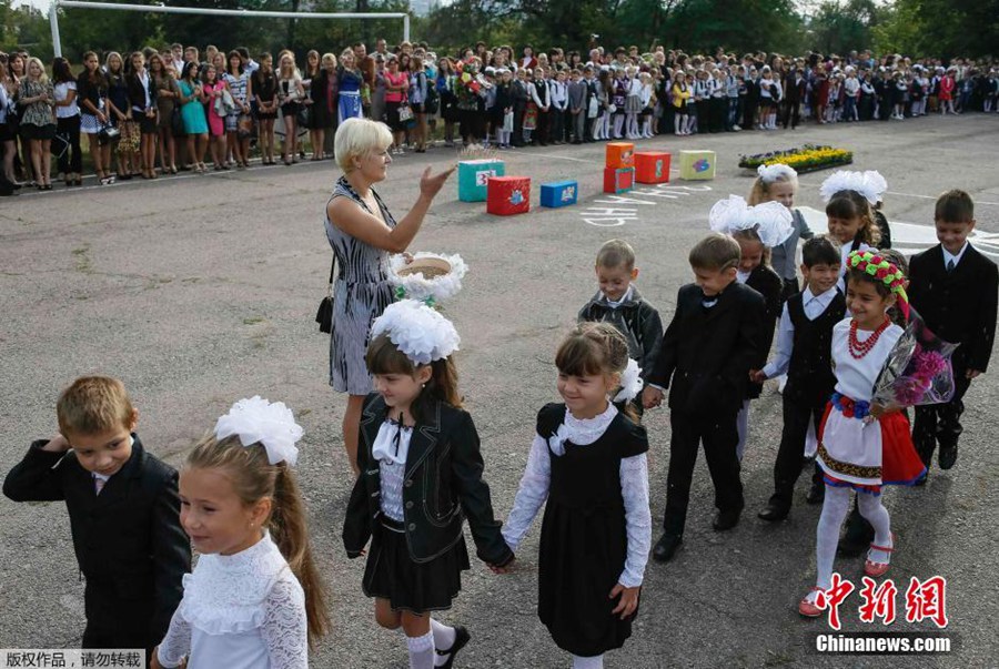 Первый день нового учебного года: учащиеся на Украине возвратились в школы