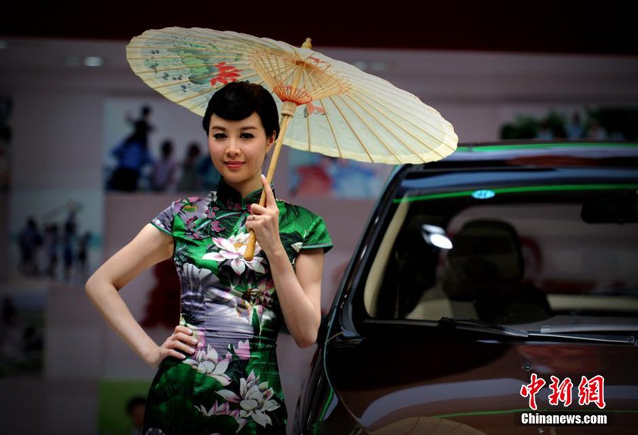 Девушки-модели на международном автосалоне в г. Чэнду