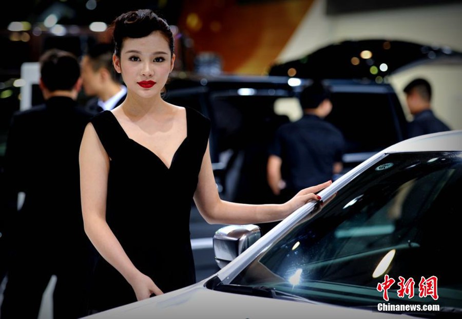 Девушки-модели на международном автосалоне в г. Чэнду