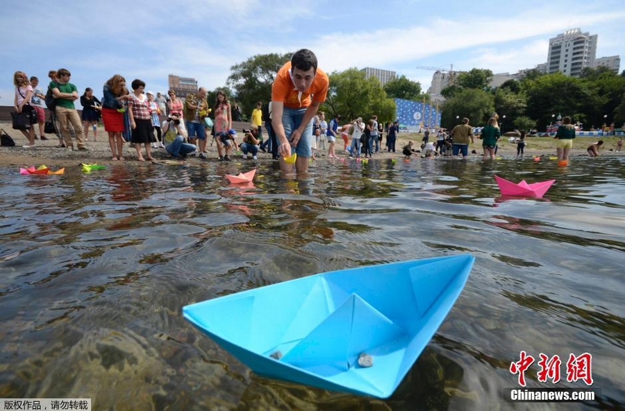 2 сентября по местному времени, во Владивостоке – люди пустили бумажную лодку в честь 69-й годовщины окончания Второй мировой войны.