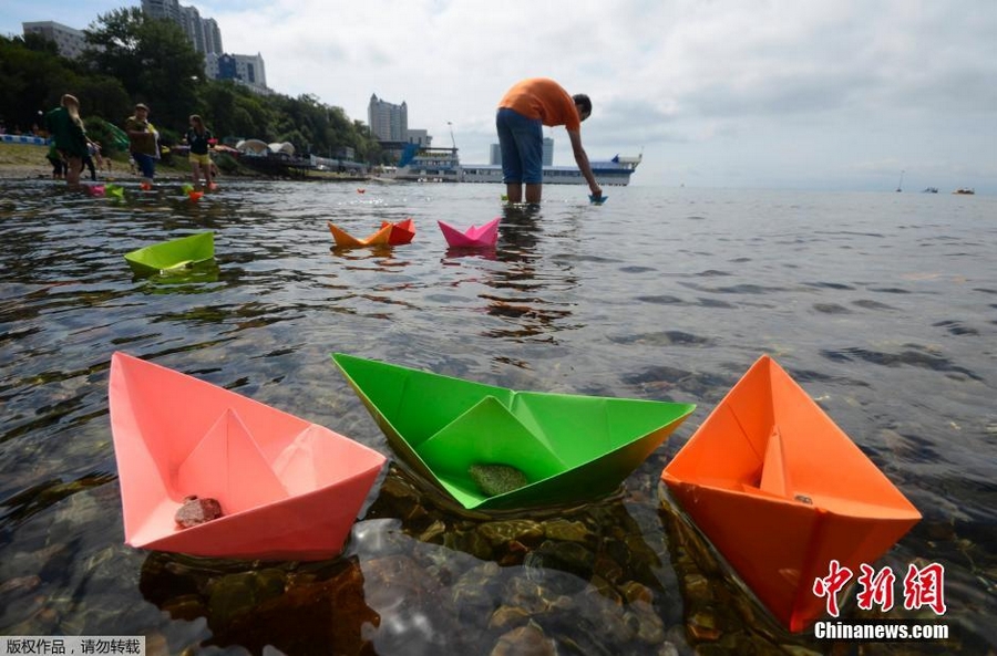 2 сентября по местному времени, во Владивостоке – люди пустили бумажную лодку в честь 69-й годовщины окончания Второй мировой войны.