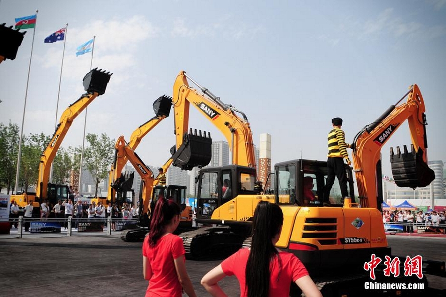 2 сентября, 4-е ЭКСПО «Китай-Евразия» - в выставочной зоне крупногабаритных машин, экскаваторы «станцевали» вместе с людьми, показав грандиозное шоу, что привлекло внимание большого количества зрителей.