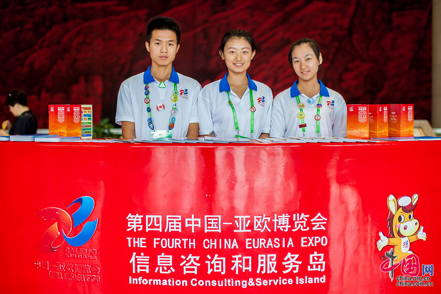 4-е ЭКСПО «Китай-Евразия» в общей сложности набрало 900 волонтеров, которые обеспечивают услугами 47 рабочих мест 7 департаментов.