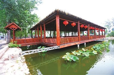 Местные китайские магазины и рестораны, расположенные по улице с национальным колоритом в районе Хуайчжоу, радушно примут гостей саммита АТЭС