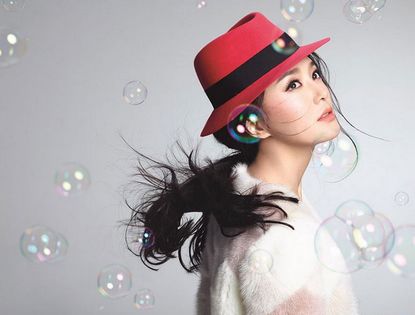 Очаровательная китайская актриса Цинь Лань позирует для модного журнала