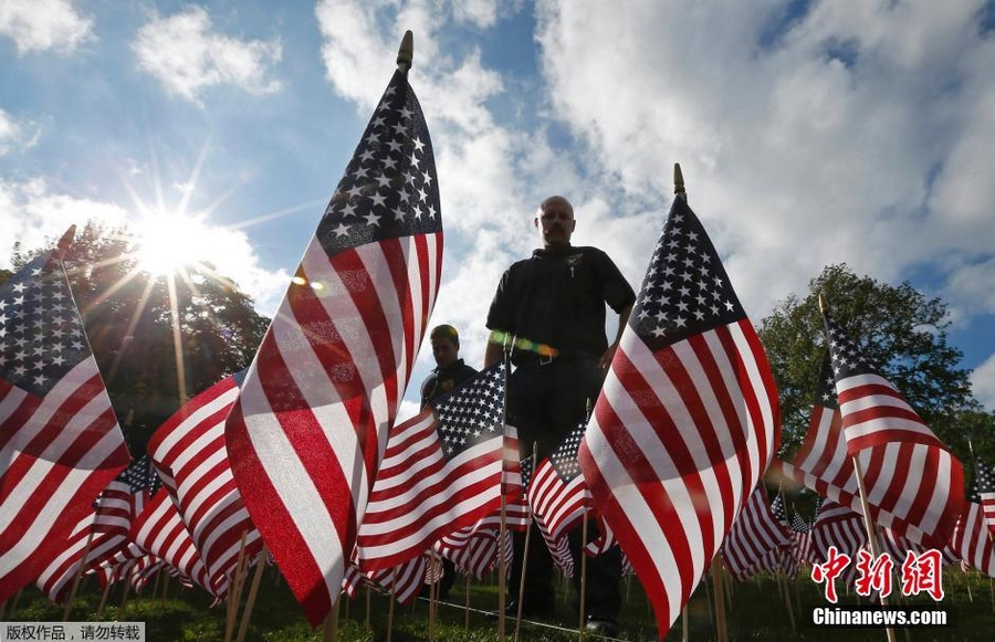 10 сентября по местному времени, в штате Иллинойс люди установили 3000 американских флагов в честь примерно 3000 жертв терактов 11-го сентября.