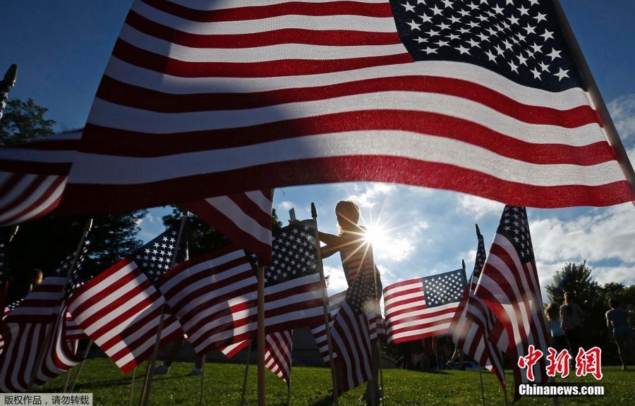 10 сентября по местному времени, в штате Иллинойс люди установили 3000 американских флагов в честь примерно 3000 жертв терактов 11-го сентября.