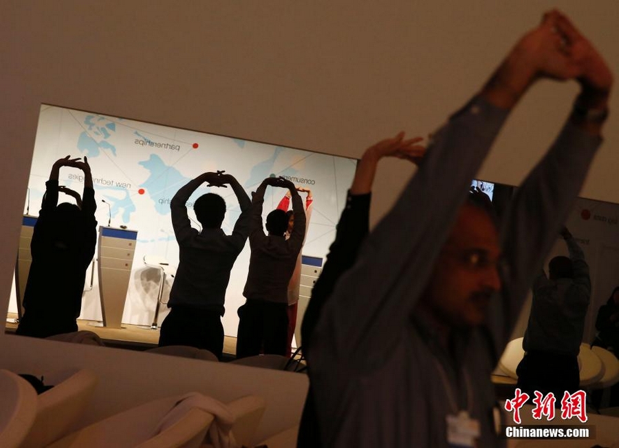 Иностранные гости, участвующие во Всемирном экономическом форуме «Летний Давос-2014», ранним утром занимаются гимнастикой тайцзицюань