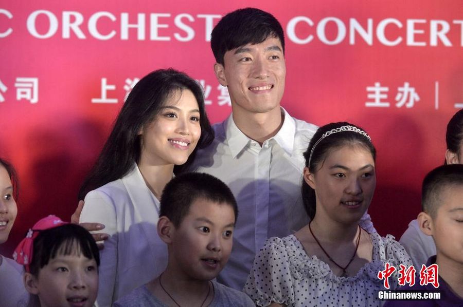 Лю Сян с женой Гэ Тянь посетили благотворительное мероприятие в Шанхае