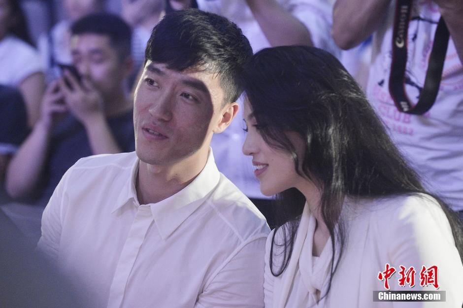 Лю Сян с женой Гэ Тянь посетили благотворительное мероприятие в Шанхае