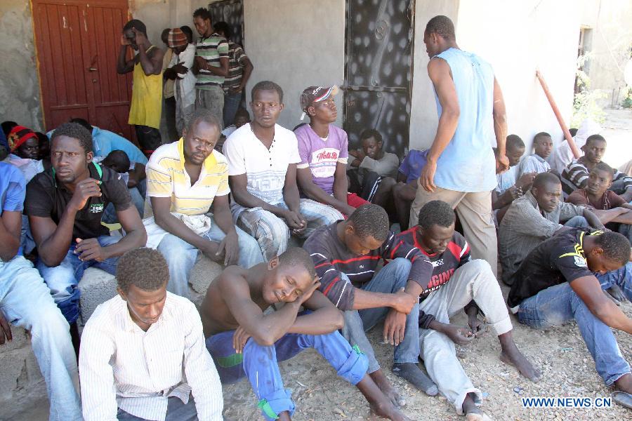 Судно с примерно 200 нелегальными эмигрантами потерпело кораблекрушение в территориальных водах Ливии