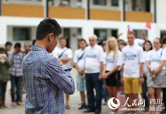 Делегация Всероссийского детского центра 'Океан' посещает пострадавшие от землетрясений уезды провинции Сычуань