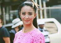 Актриса Тун Лия демонстрирует уличную моду