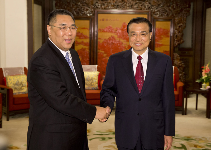 Ли Кэцян вручил декрет о назначении на пост главы администрации Аомэня Цуй Шианю