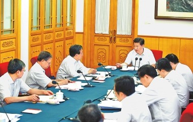 Си Цзиньпин призвал однопартийцев быть последовательными при претворении в жизнь 'линии народных масс'
