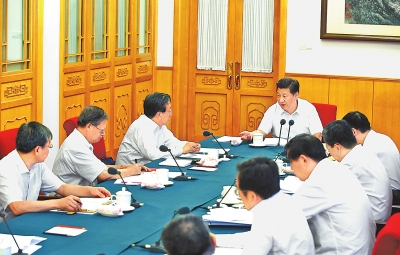 Си Цзиньпин призвал однопартийцев быть последовательными при претворении в жизнь 'линии народных масс'