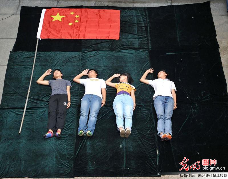 Ляоченский университет провинции Шаньдун провел мероприятие «Фотографируюсь с государственным флагом»