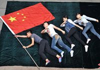 Ляоченский университет провинции Шаньдун провел мероприятие «Фотографируюсь с государственным флагом»