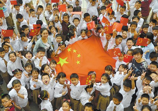 Нанкинские школьники собственноручно смастерили государственный флаг для встречи Национального праздника