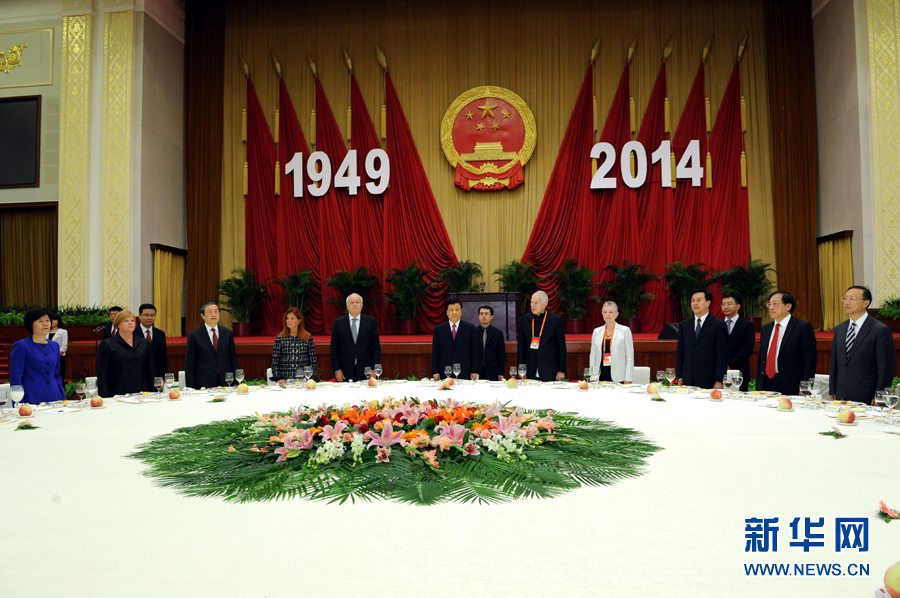 В Пекине состоялся прием иностранных специалистов по случаю 65- летней годовщины основания КНР