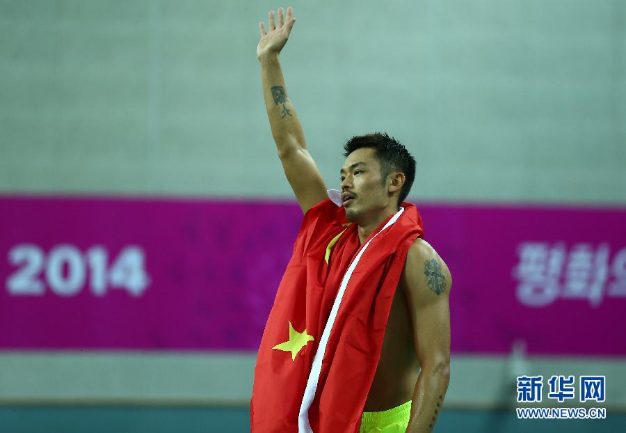 29 сентября в финале чемпионата по бадминтону среди мужчин на Азиатских играх в г. Инчхон китайский спортсмен Линь Дань победил товарища по команде Чэнь Луна со счетом 2:1, удостоившись золотой медали.