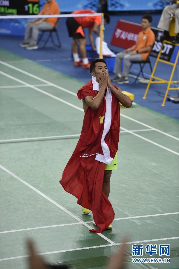 29 сентября в финале чемпионата по бадминтону среди мужчин на Азиатских играх в г. Инчхон китайский спортсмен Линь Дань победил товарища по команде Чэнь Луна со счетом 2:1, удостоившись золотой медали.