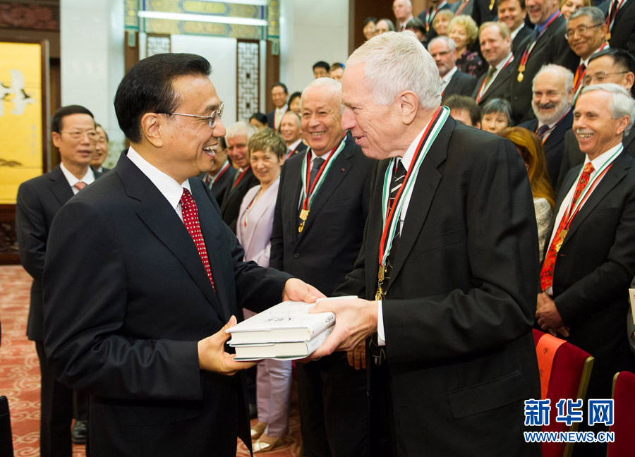 Ли Кэцян встретился с иностранными специалистами - лауреатами ордена 'Дружбы' 2014 года