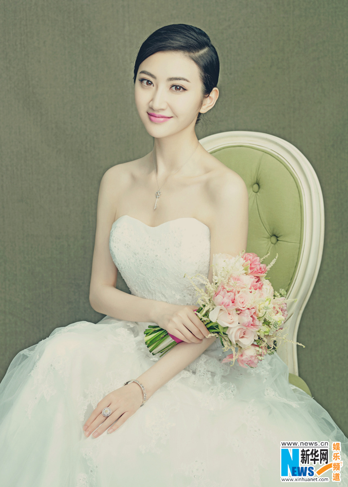 Актриса Цзин Тянь в свадебных нарядах