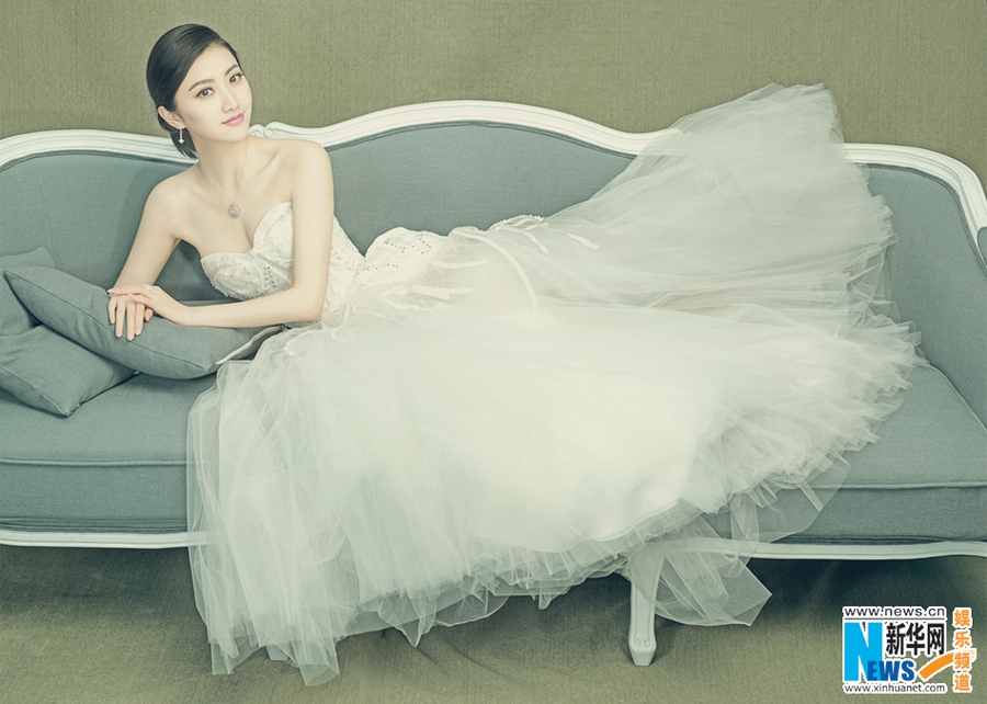 Актриса Цзин Тянь в свадебных нарядах