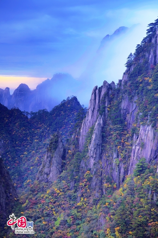 Главная причина побывать в горах Хуаншань в период октябрьских праздников: всемирно известные горы и их красивые осенние пейзажи
