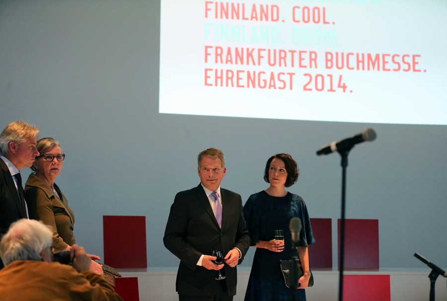 7 октября президент Финляндии Саули Нийнистё (второй справа) присутствовал на церемонии открытия Франкфуртской книжной ярмарки, почетной гостьей которой является его страна.
