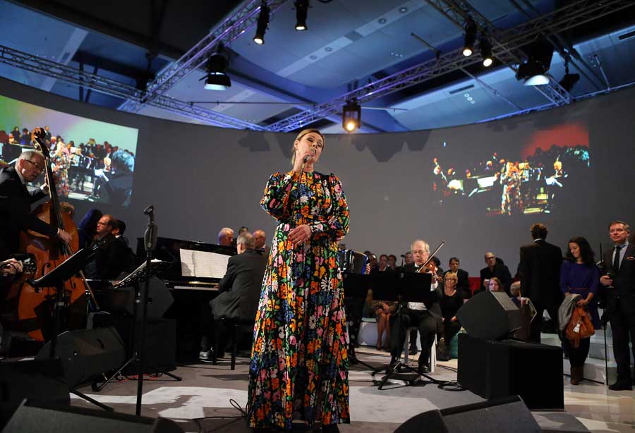 На фото: 7 октября, на Франкфуртской книжной ярмарке. В г. Франкфурт деятели искусства выступают на церемонии открытия книжной ярмарки, почетной гостьей которой является Финляндия.
