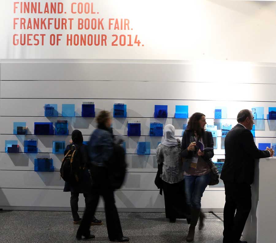 На фото: 7 октября, на Франкфуртской книжной ярмарке. В г. Франкфурт посетители останавливаются снаружи павильона почетной гостьи мероприятия – Финляндии.