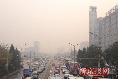 Сильный смог стал причиной закрытия движения транспорта по скоростным автодорогам на территории Пекина