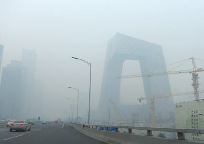 В Пекине объявлено первое за вторую половину 2014 года 'предупреждение о сильном загрязнении воздуха' в связи со смогом