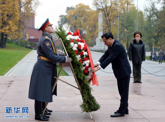 Ли Кэцян возложил венок к Могиле Неизвестного солдата