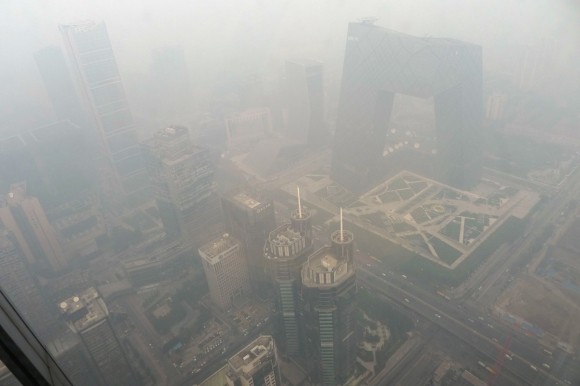 В Китае объявили 'желтый' уровень опасности смога на севере страны